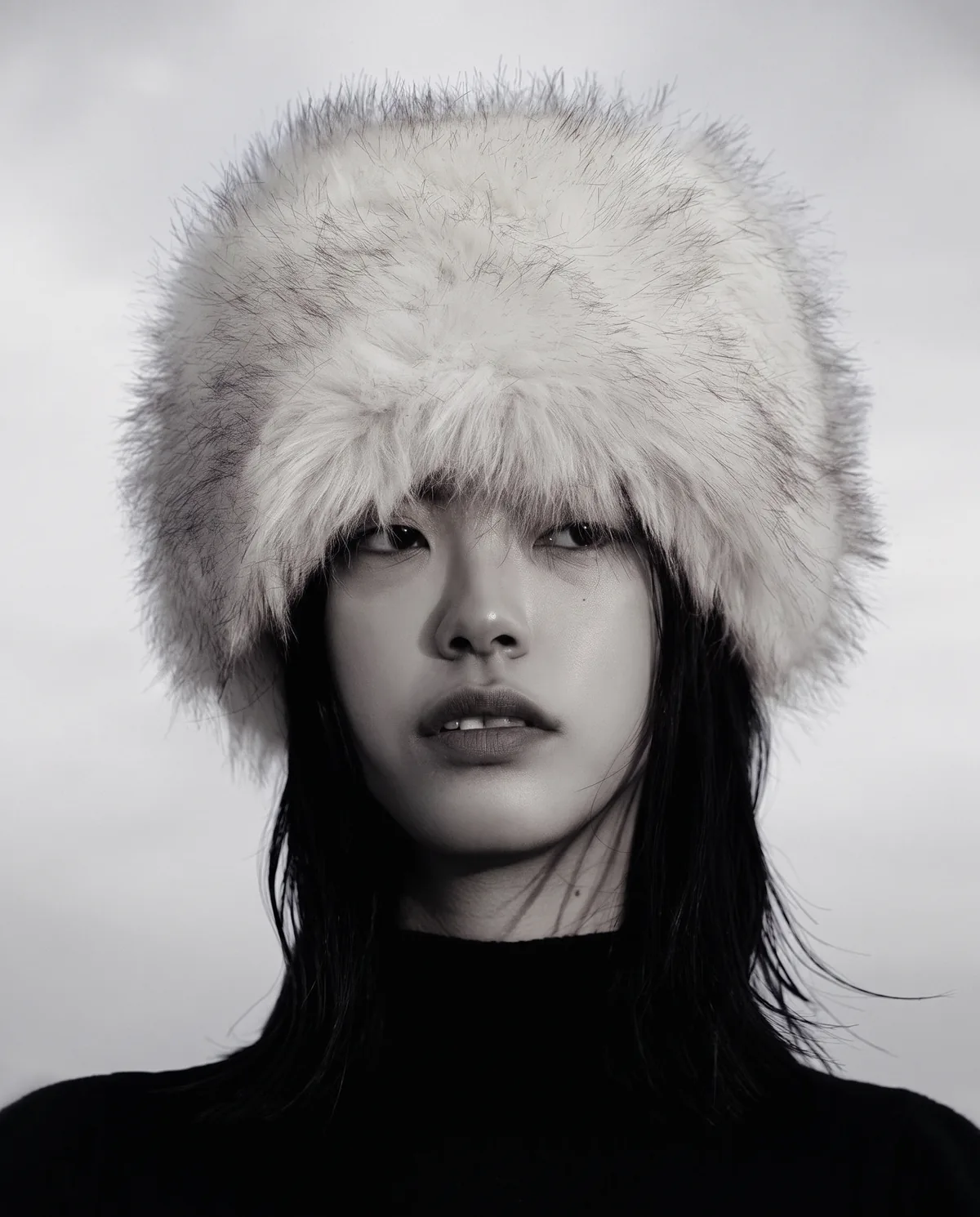 Portrait en noir et blanc, chapeau en fourrure